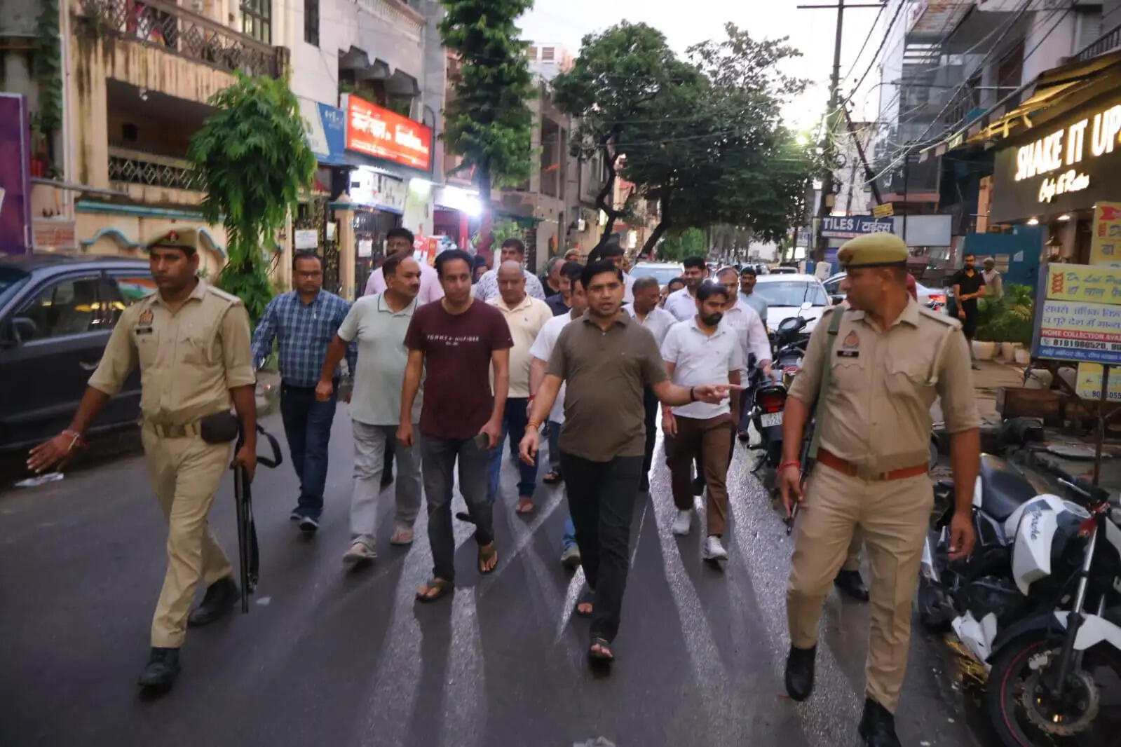 मुरादाबाद : जलभराव व तेंदुए की दहशत पर जिलाधिकारी डॉ राजेंद्र पैंसिया सख्त