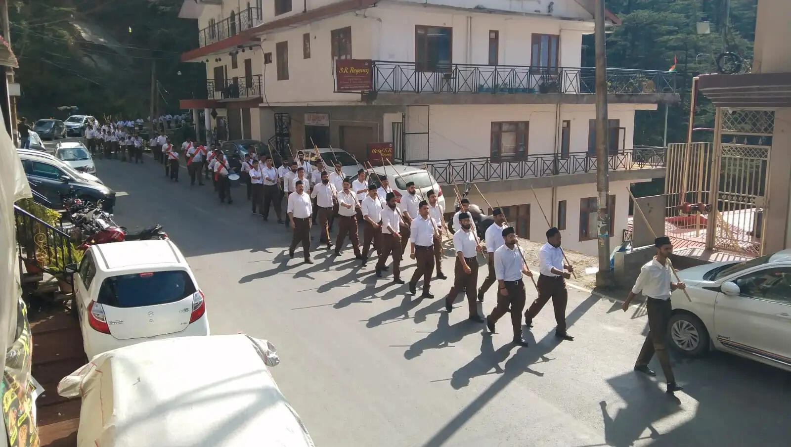 शिमला में आरएसएस का पथ संचलन, स्थानीय लोगों ने की पुष्पवर्षा