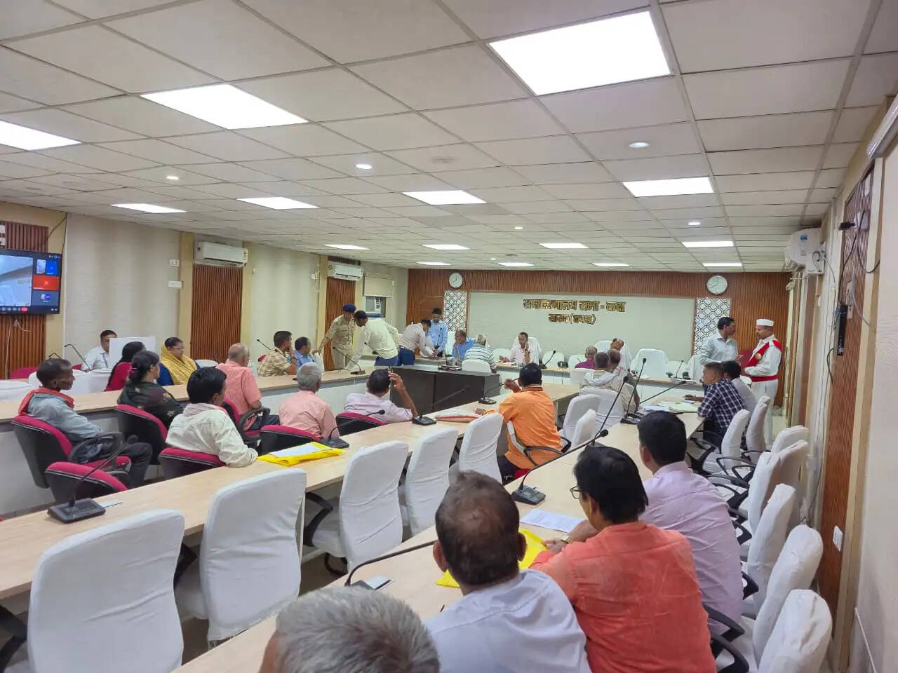 जनता दरबार में जिलाधिकारी ने 54 लोगों की सुनी समस्याएँ