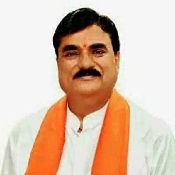 28 साल बाद भी हरदा को नहीं मिला ट्रांसपोर्ट नगर, सड़क किनारे खड़े ट्रकों से बढ़ रही परेशानी