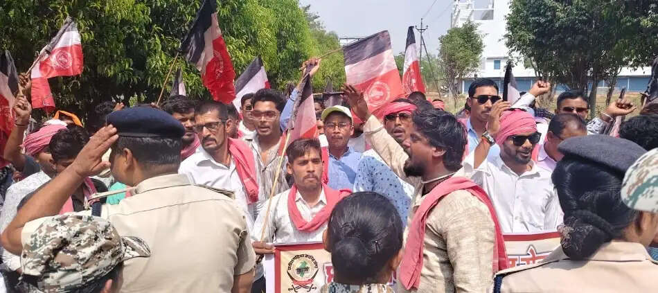 नशे के बढ़ते कारोबार सहित विभिन्न मुद्दों पर क्रांति सेना का कलेक्ट्रेट घेराव