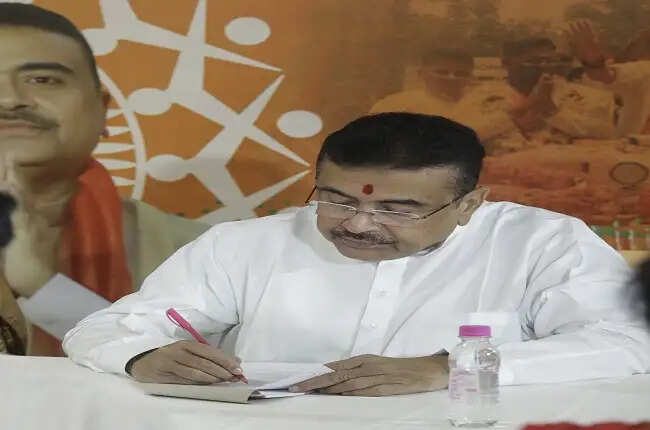 बागनान में मृत भाजपा कार्यकर्ता के परिवार से मिले मुख्यमंत्री शुभेंदु अधिकारी, दोषियों पर कड़ी कार्रवाई का दिया भरोसा