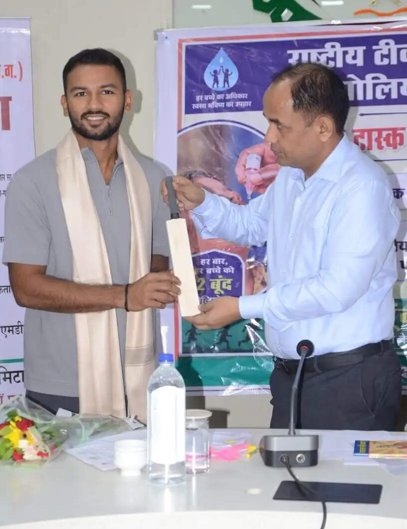 इंडिया ‘ए’ टीम में चयनित युवा क्रिकेटर आयुष पांडे का कलेक्ट्रेट में सम्मान