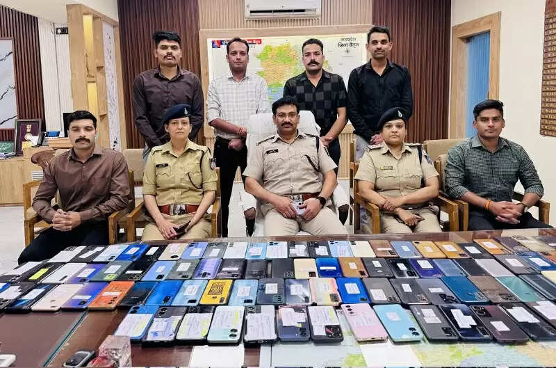 मप्र पुलिस ने दो सप्ताह में 74 लाख रुपये से अधिक के गुम हुए 491 मोबाइल फोन खोजकर मालिकों को लौटाए