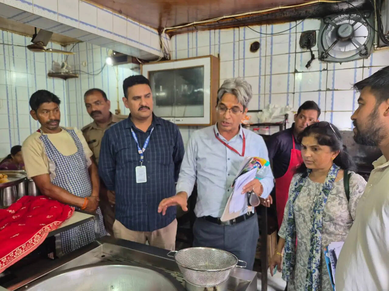 चंबा क्षेत्र में चेकिंग अभियान के दाैरान दस खाद्यय पदार्थाें के सैंपल जांच काे भेजे