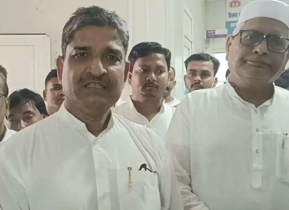 45 डॉक्टरों से 22 लाख लोगों का इलाज कैसे? : सांसद जावेद आजाद