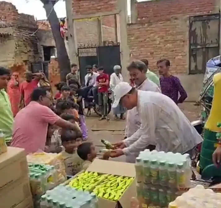 विधायक सौरभ ने सेवा बस्ती में बच्चों को किया बिस्कुट, फ्रूटी और अन्य पैकेट का वितरण