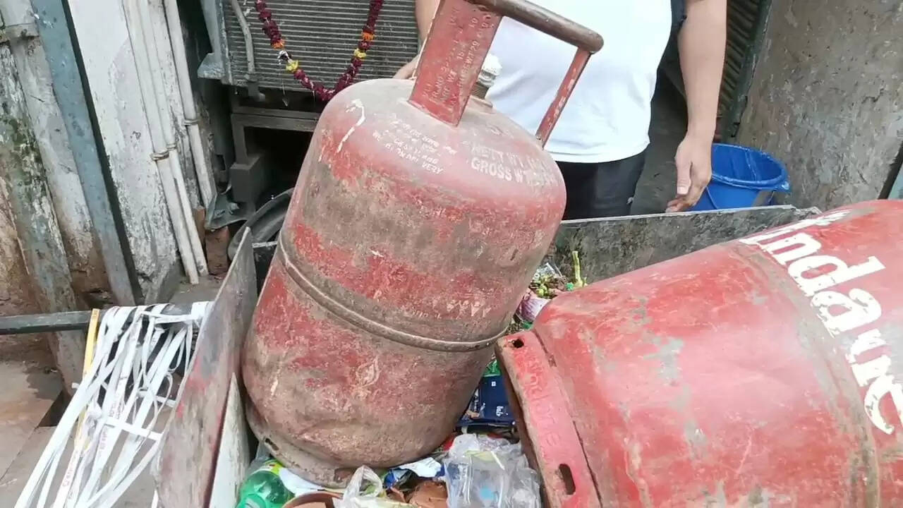 सिलेंडर में 50 रुपये की मूल्य वृद्धि के खिलाफ अनोखा विरोध