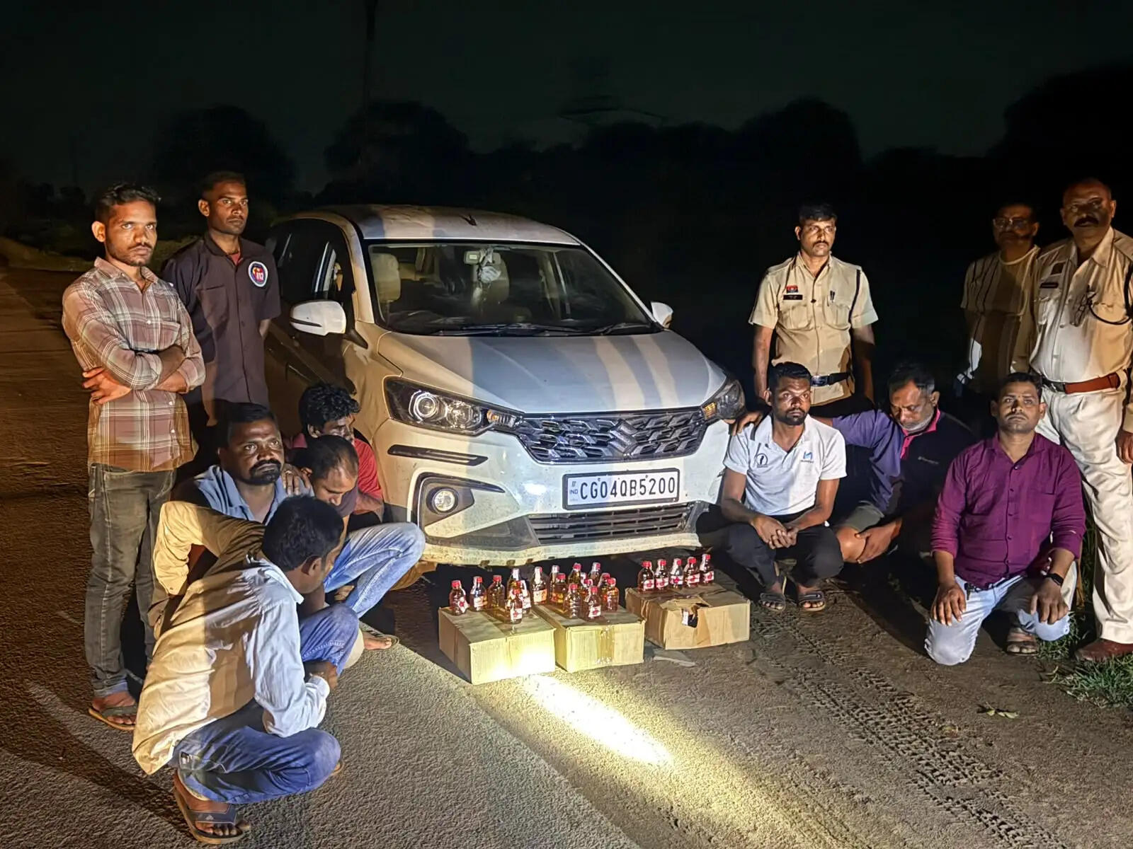 शराब दुकान के सुपरवाइजर और सेल्समैन समेत सात गिरफ्तार, 160 पाव शराब और आर्टिका कार जब्त