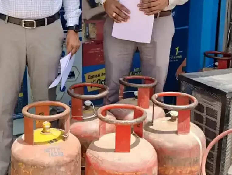 घरेलू गैस सिलेंडर्स के व्यवसायिक कार्यों में दुरूपयोग करने वालों की धरपकड़ जारी