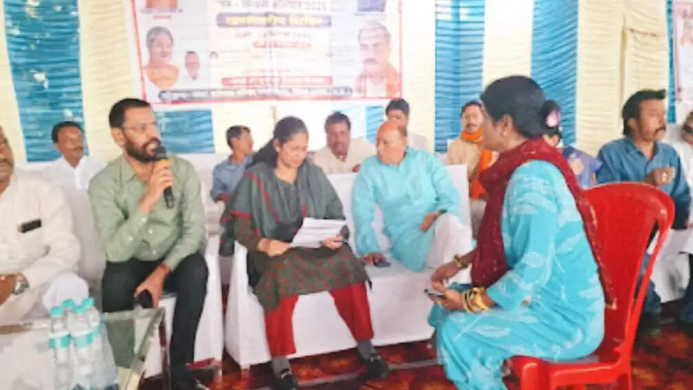 सागर: मकरोनिया जनविश्वास शिविर; लापरवाही पर पटवारी निलंबित, क्षेत्र में 40 करोड़ रुपये की सड़कों को मिली मंजूरी