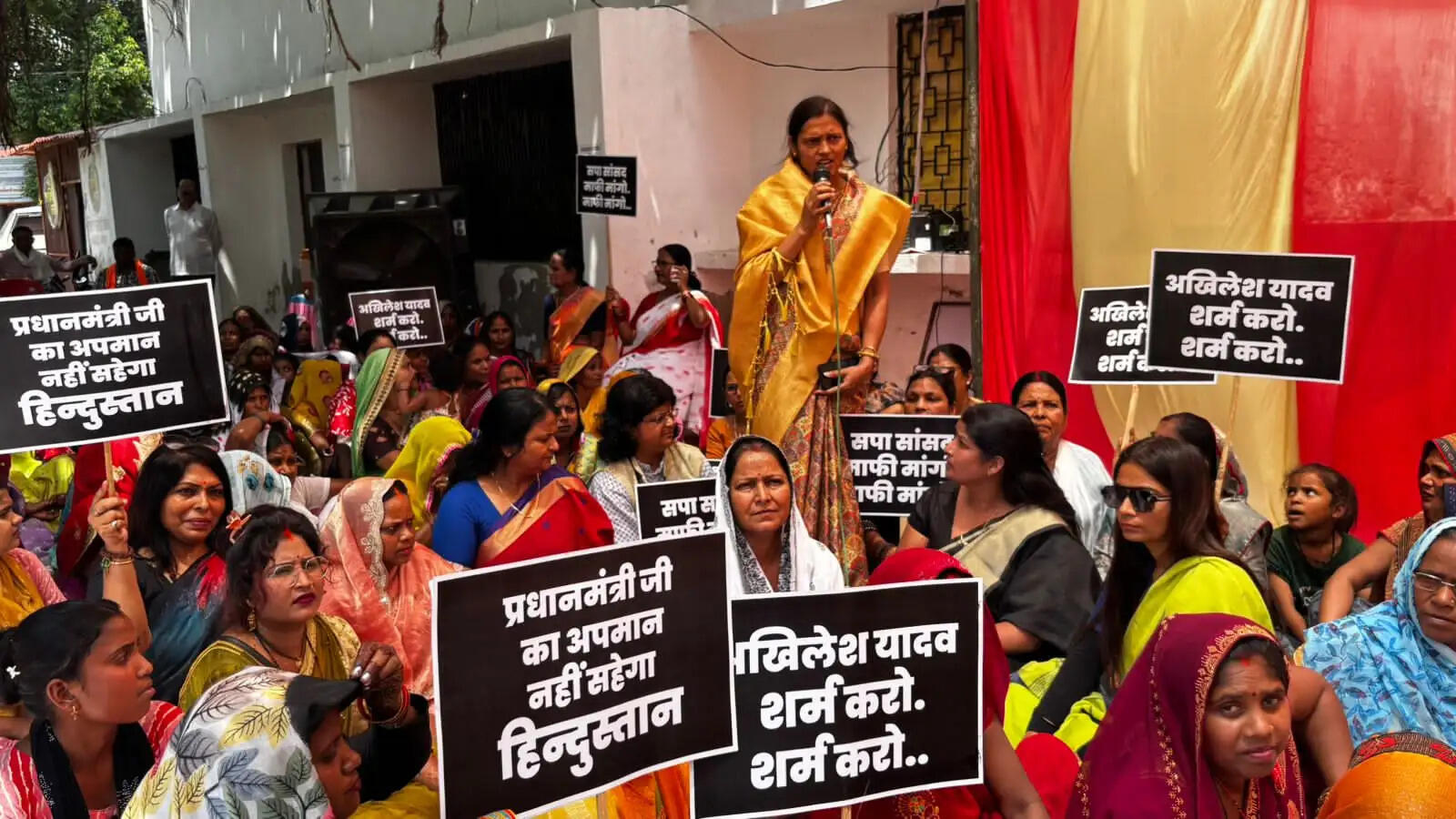 प्रधानमंत्री पर टिप्पणी को लेकर भाजपा महिला मोर्चा का प्रदर्शन, सपा सांसद मांगें माफी