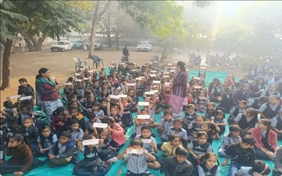 डिजिटल दौर में संस्कारों की अलख, सूरत स्कूल में विद्यार्थियों को भेंट की गई रामायण