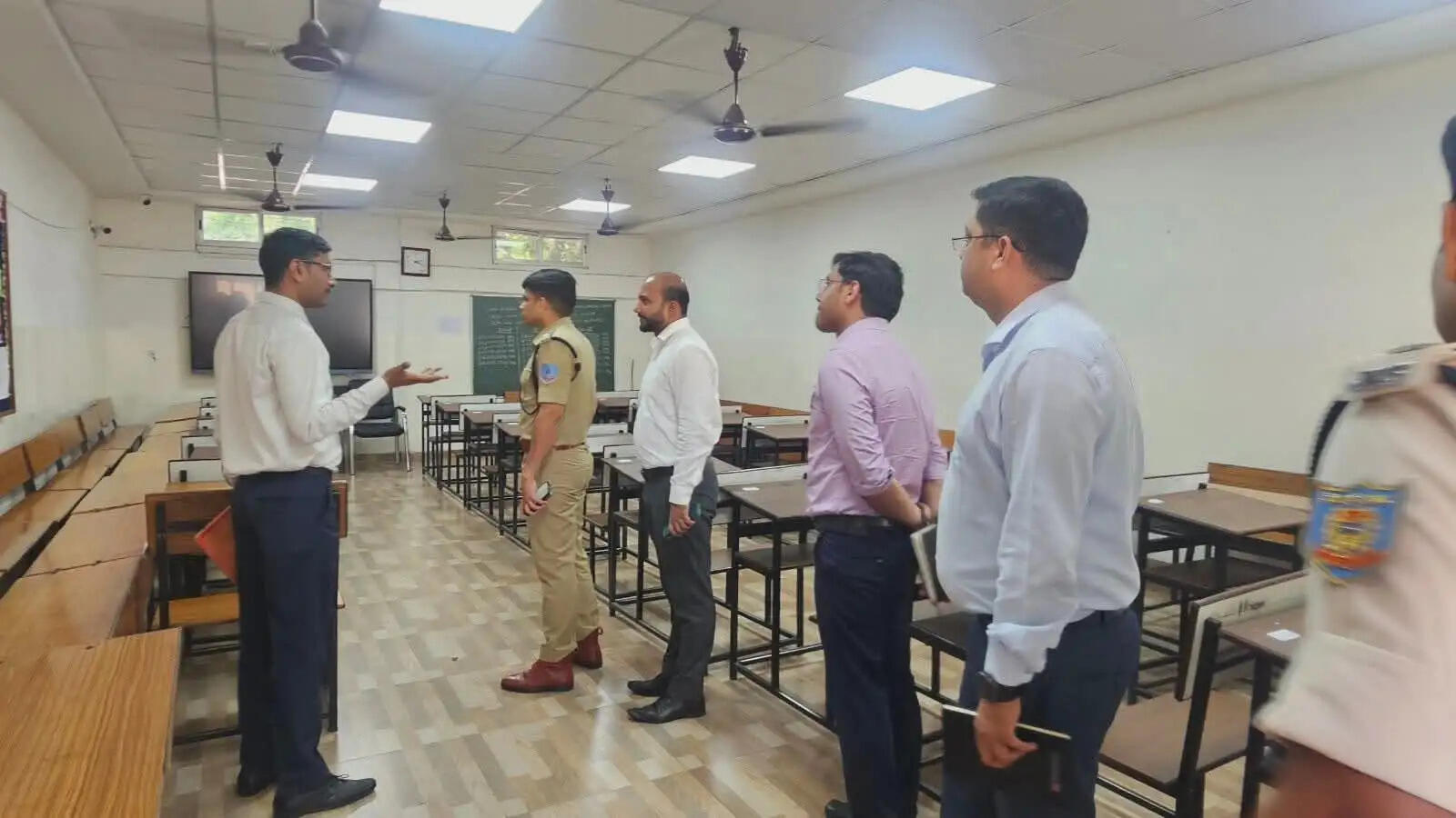 नीट परीक्षा केंद्रों का डीसी और एसपी किया निरीक्षण
