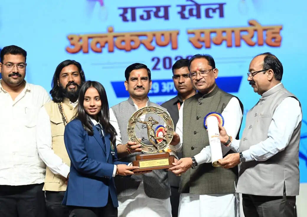 राष्ट्रीय खेल दिवस पर मुख्यमंत्री साय ने 126 खिलाड़ियों व प्रशिक्षकों को प्रदान किए राज्य खेल अलंकरण