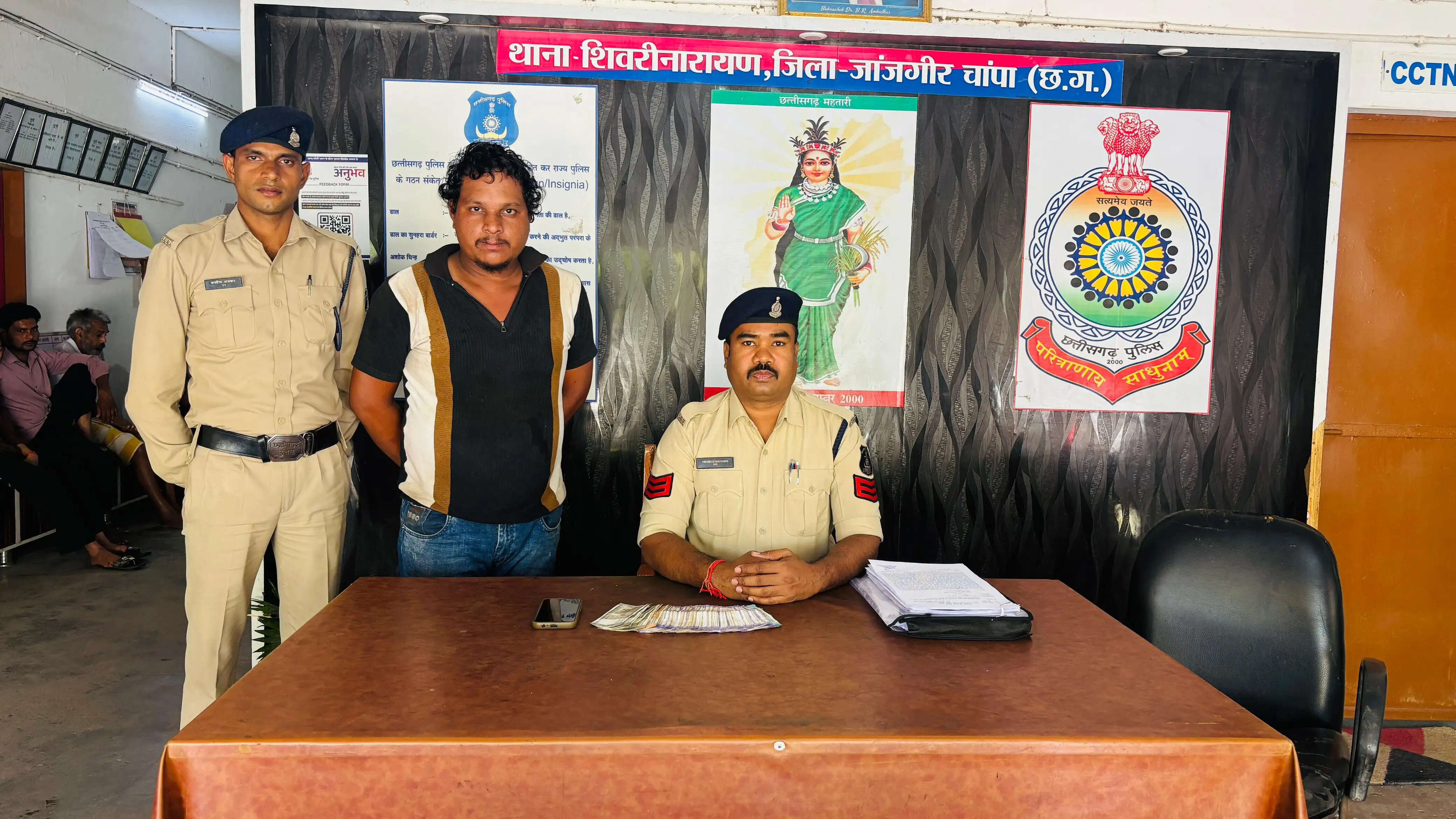 मोबाइल से ऑनलाइन सट्टा खिलाने वाला आरोपित गिरफ्तार, 13 हजार नगद व मोबाइल जब्त