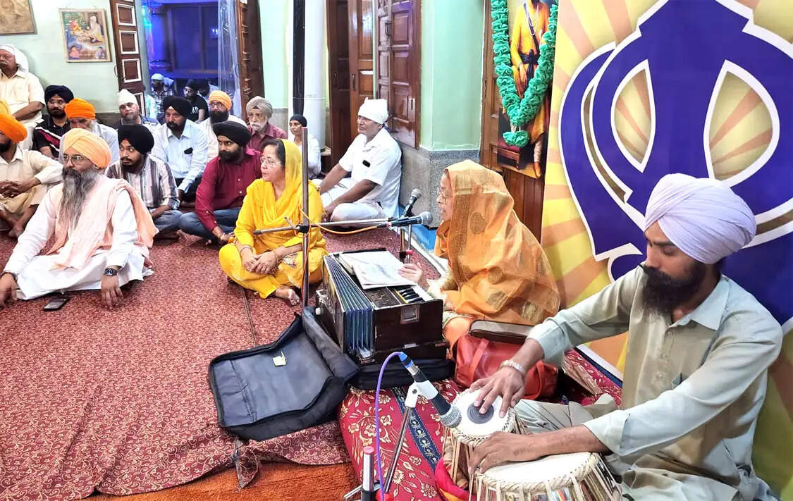 खालसा सृजना दिवस पर गुरुद्वारे में सजा विशेष दीवान