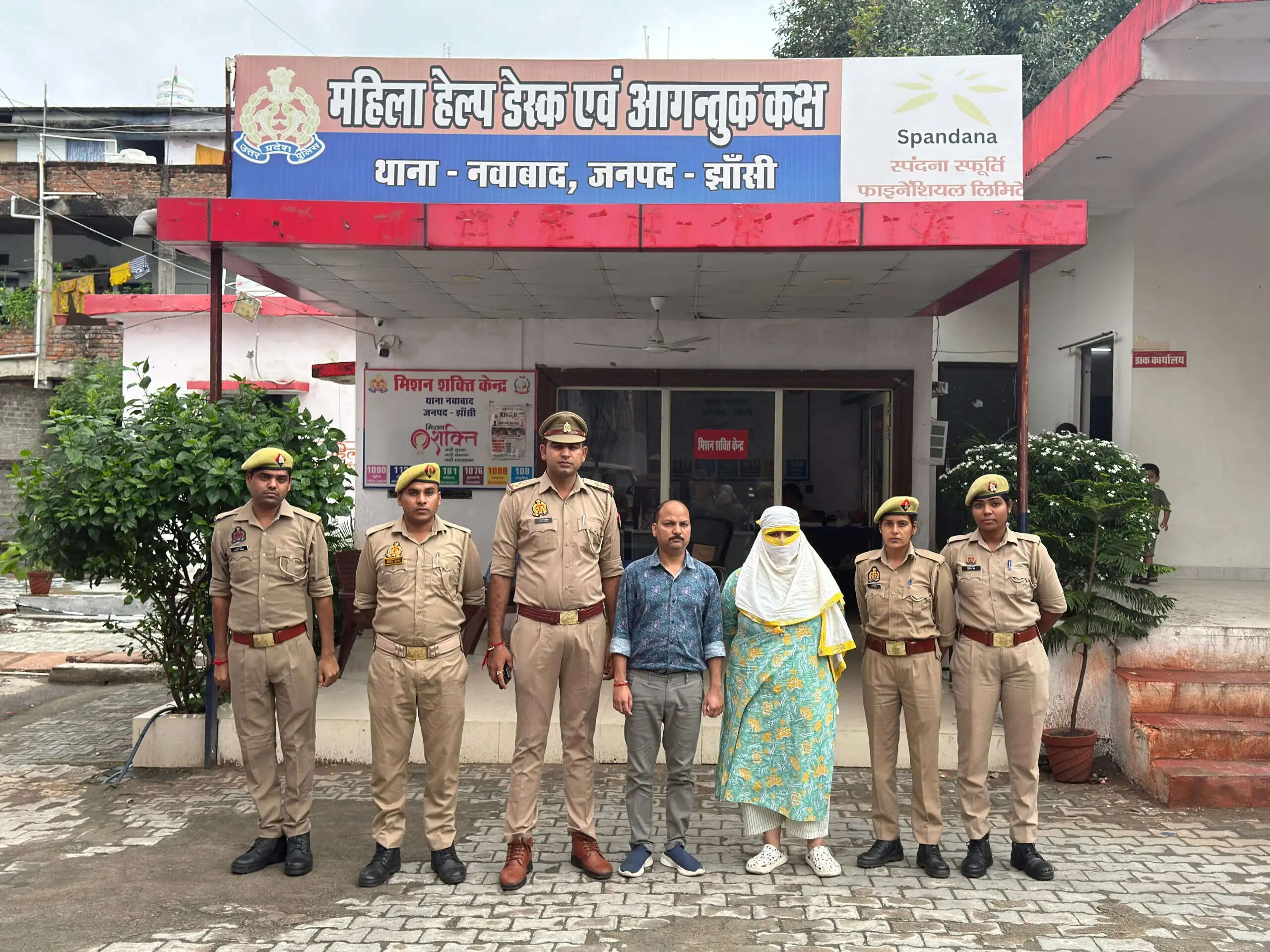 झांसी : लाखों की ठगी में मामले दो साल से फरार 25 हजार का इनामी चिकित्सक पत्नी समेत गिरफ्तार