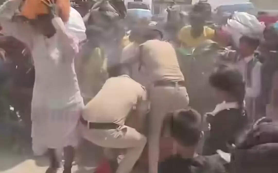 गुजरात के उधना रेलवे स्टेशन पर यात्रियों की भारी भीड़ से हालात हुए बेकाबू, पुलिस को करना पड़ा बल प्रयोग