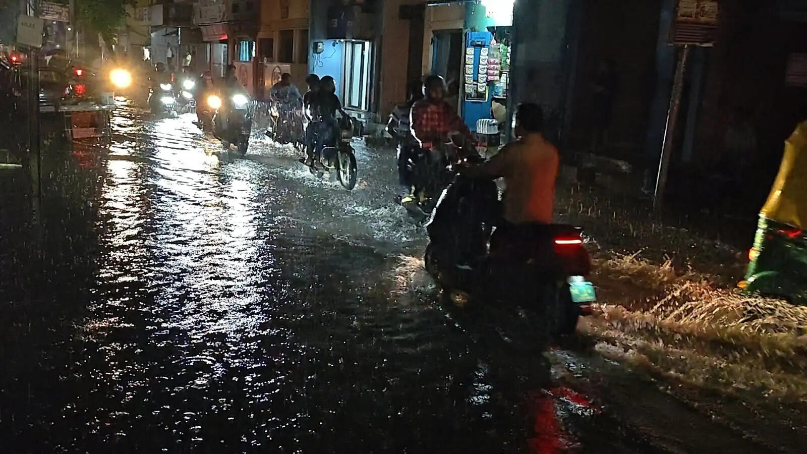 जौनपुर में अचानक बदला मौसम, तेज आंधी के साथ एक घंटे हुई बारिश