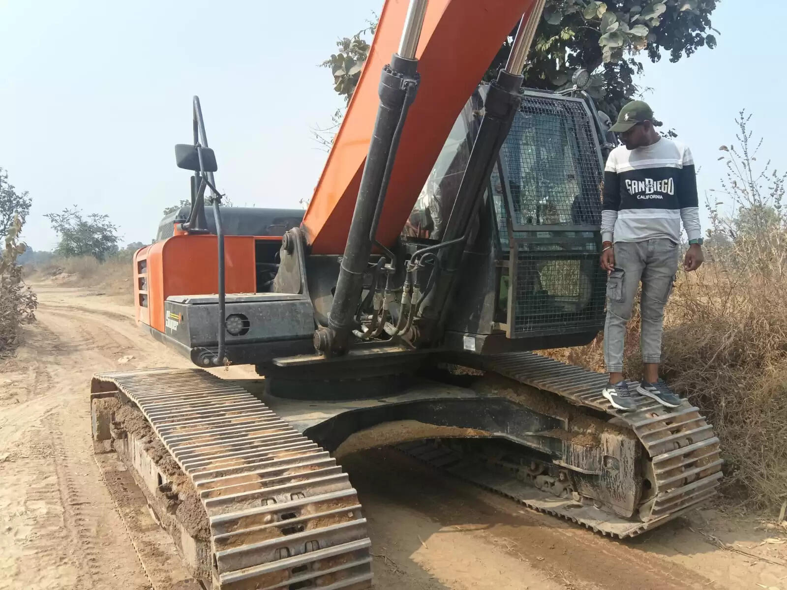 अवैध रेत उत्खनन पर कार्रवाई, दाे चैन माउंटेन मशीन जब्त