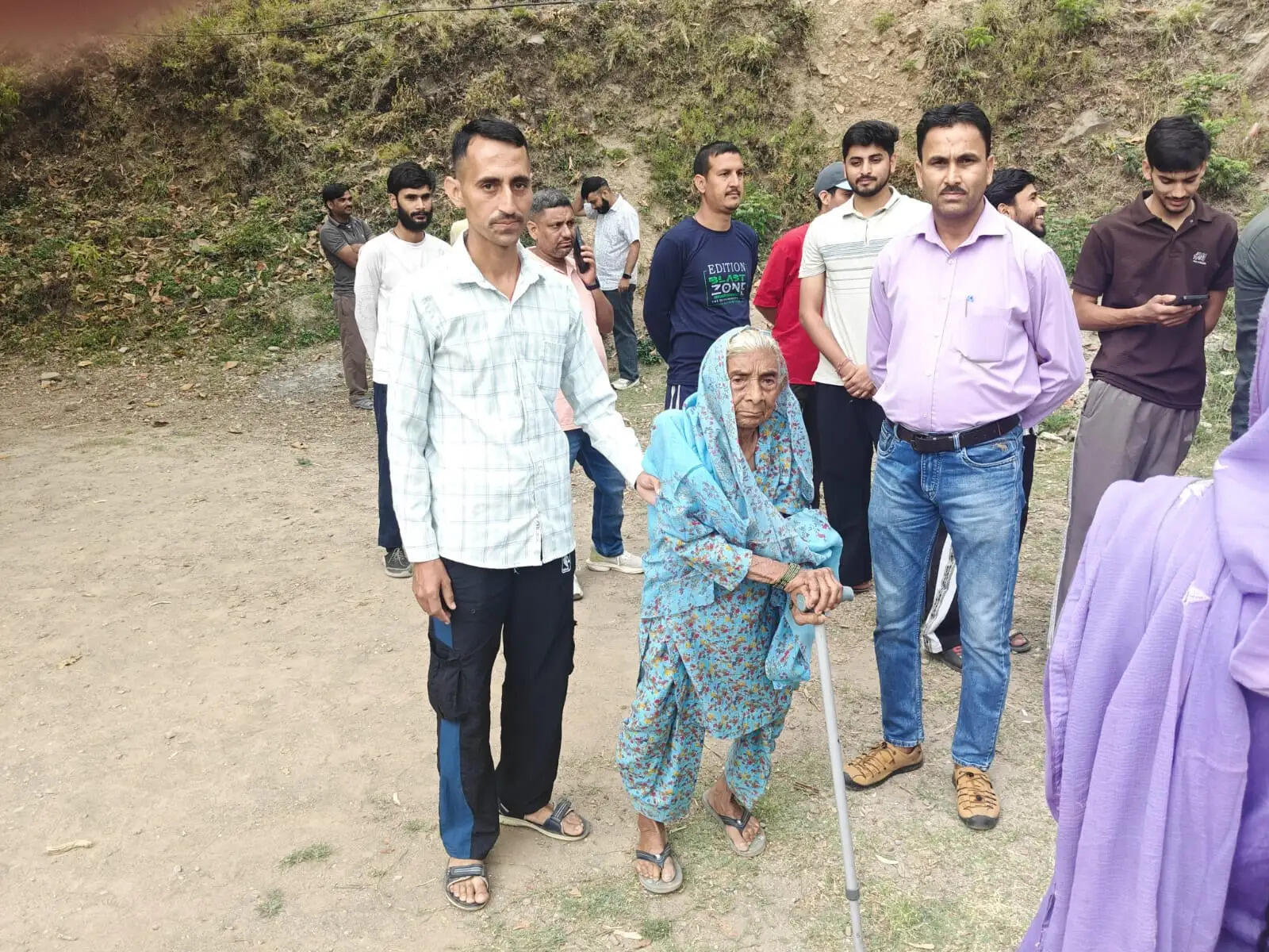 हिमाचल पंचायत चुनाव: दूसरे चरण में रिकॉर्ड 80 फीसदी मतदान, शतकवीर मतदातों ने जीता दिल