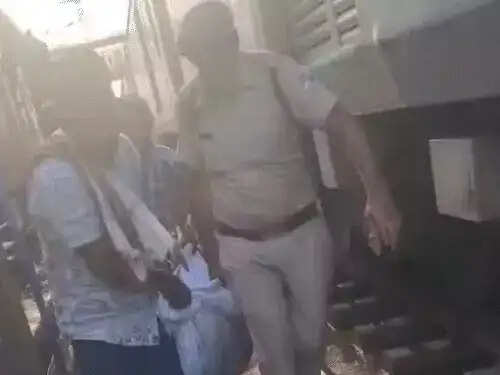 मप्र:&nbsp;चलती ट्रेन में चढ़ने की कोशिश में महिला के दोनों पैर कटे,&nbsp;इटारसी रेलवे स्टेशन पर हादसा