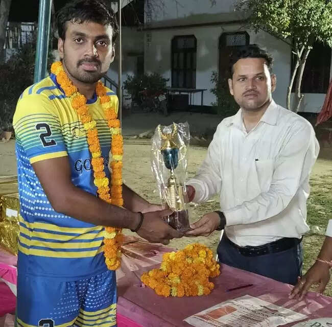 जिला स्तरीय वॉलीबाल प्रतियोगिता में फ्रेंड्स क्लब मेजा ने जीती ट्रॉफी