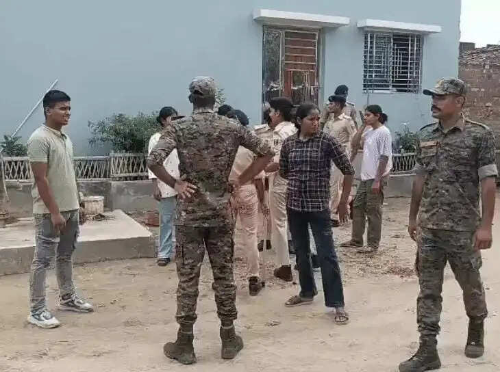 सहरसा के रेड लाइट एरिया में छापेमारी, 4 नाबालिग समेत 18 लोग हिरासत में