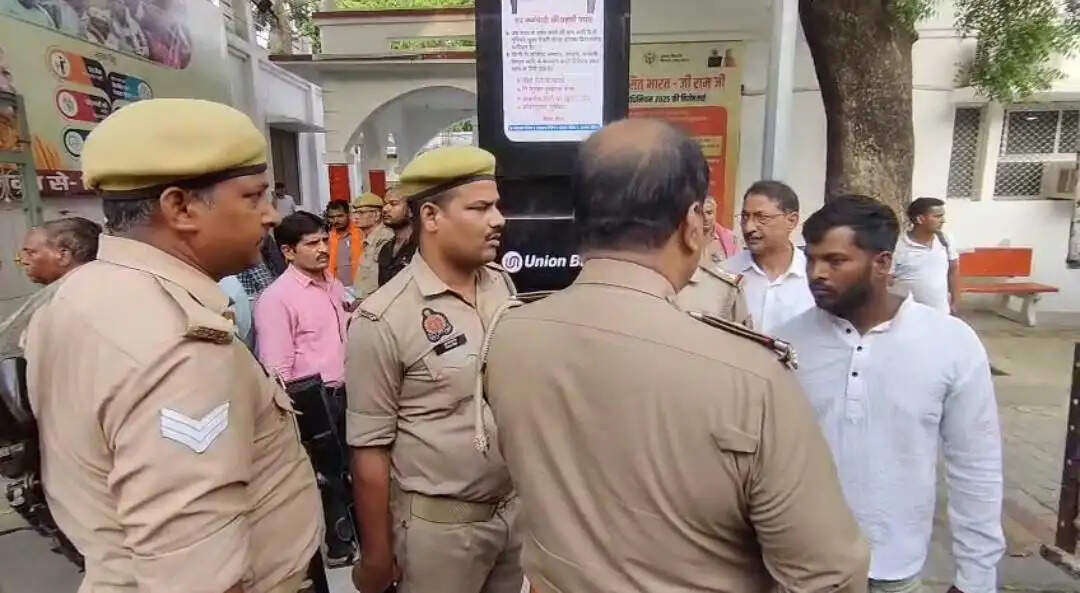 संपत्ति विवाद में जहर देकर हत्या का आरोप, पति का शव लेकर महिला पहुंची जिलाधिकारी कार्यालय