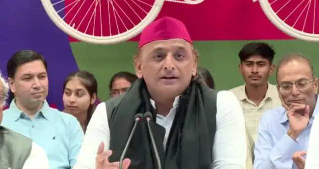 अखिलेश ने यूपी बोर्ड के मेधावी छात्र-छात्राओं को लेपटॉप भेंट कर किया सम्मानित