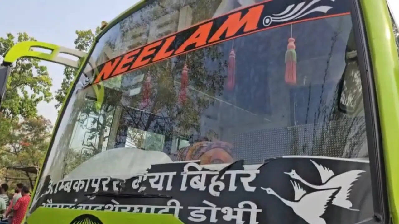 सूरजपुर : झाडू की आड़ में सवा चार करोड़ के गांजे की तस्करी, पुलिस को देख बस से कूदे तस्कर