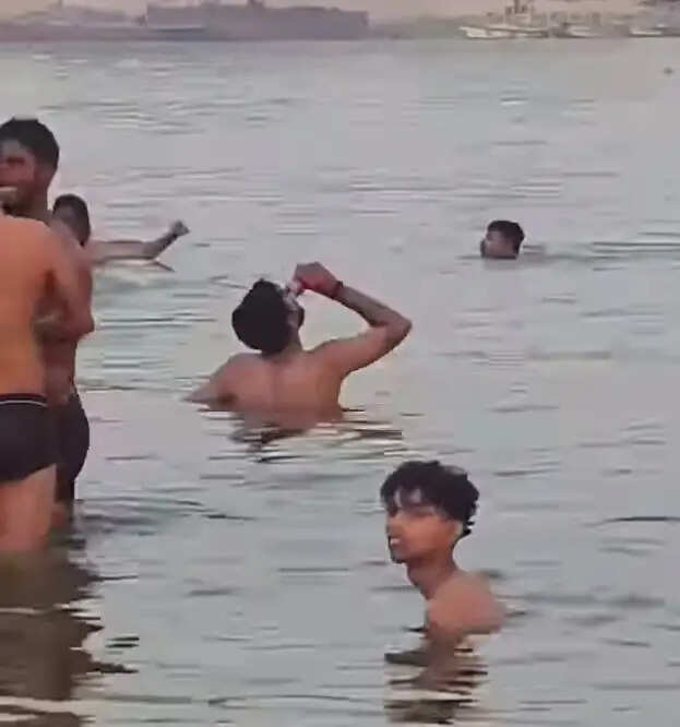 बनारस बार के वरिष्ठ उपाध्यक्ष ने गंगा में शराब पीने की पुलिस आयुक्त से की शिकायत