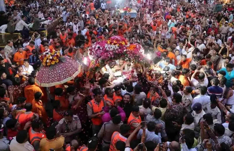 (अपडेट) उज्जैन में श्रावण के प्रथम सोमवार नगर भ्रमण पर निकले महाकाल, मनमहेश स्वरूप में दिए भक्तों को दर्शन
