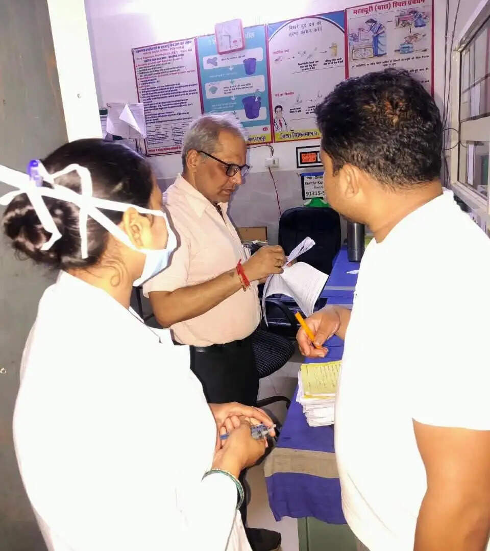 जिला अस्पताल का औचक निरीक्षण, दवाओं और व्यवस्थाओं का लिया जायजा