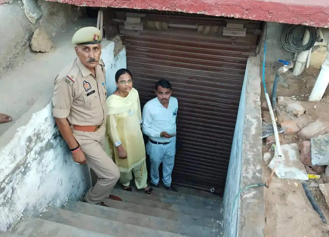 हाथरस में सुरक्षा मानकों की अनदेखी करने वाले तीन कोचिंग सेंटर सीज