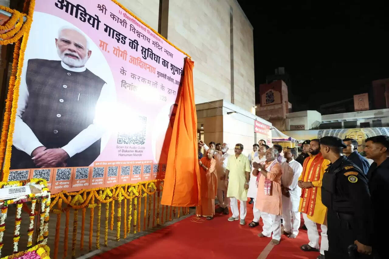 सीएम योगी ने मोहनसराय-अदलपुरा मार्ग पर बन रहे रेलवे ओवरब्रिज का किया निरीक्षण