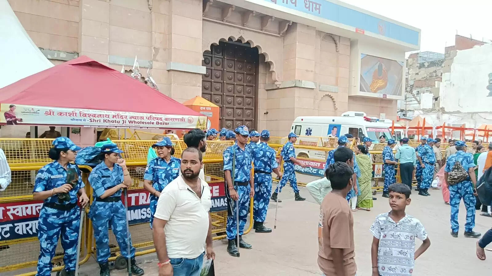 सावन के पहले सोमवार पर शिवमय हुई काशी नगरी,श्री काशी विश्वनाथ के दरबार में आस्था का अटूट जलधार