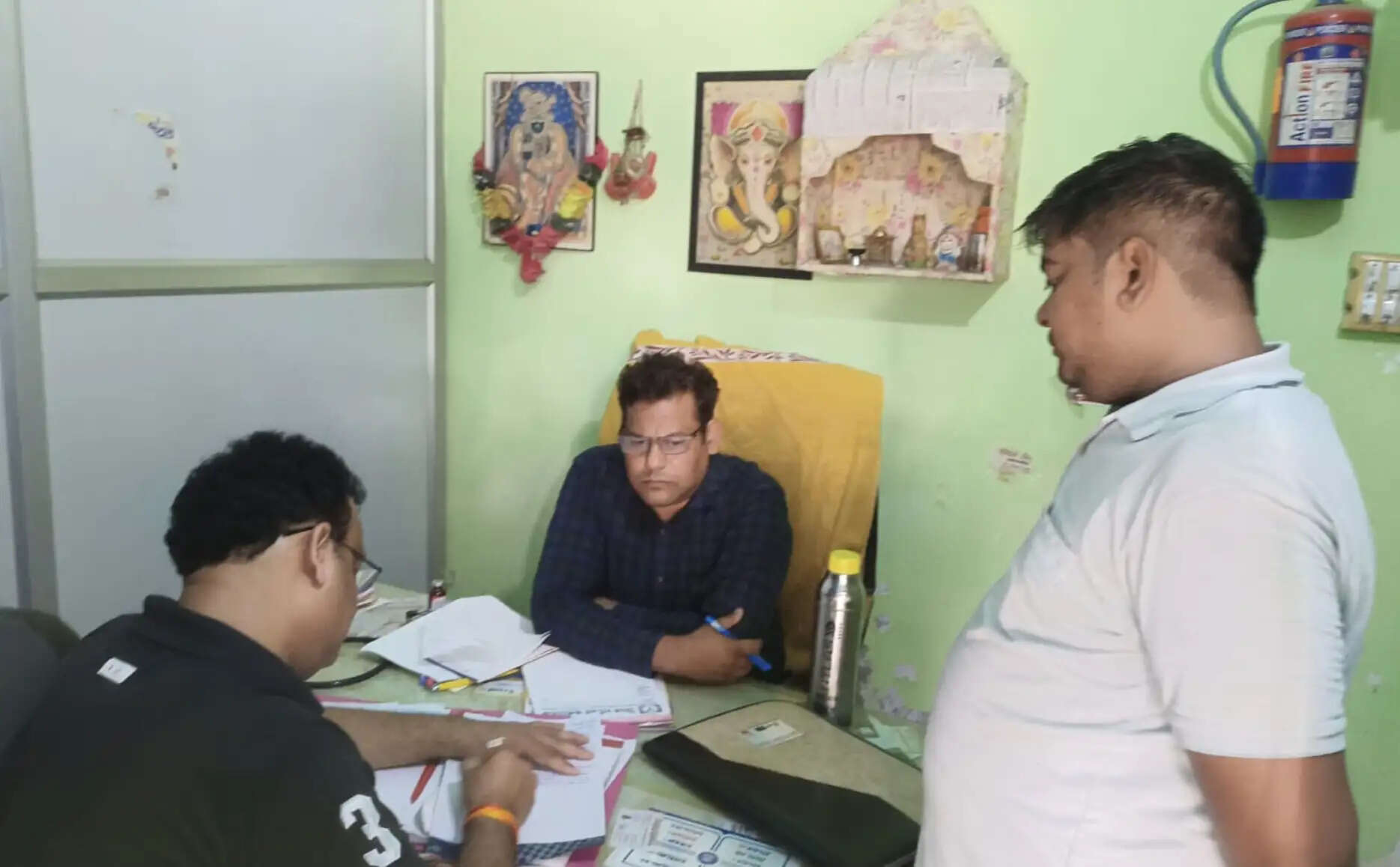 हाथरस में झोलाछाप क्लीनिकों, पैथोलॉजी सेंटरों और डिलीवरी सेंटरों की जांच, कई संचालकाें काे नाेटिस