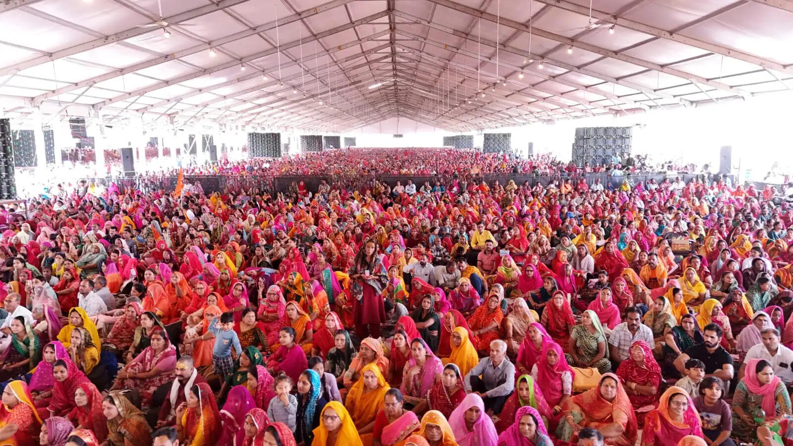 बेटियों को तलवार और गोली चलाना सिखाओं, सामर्थ्यवान बनाओं- पंडित प्रदीप मिश्रा