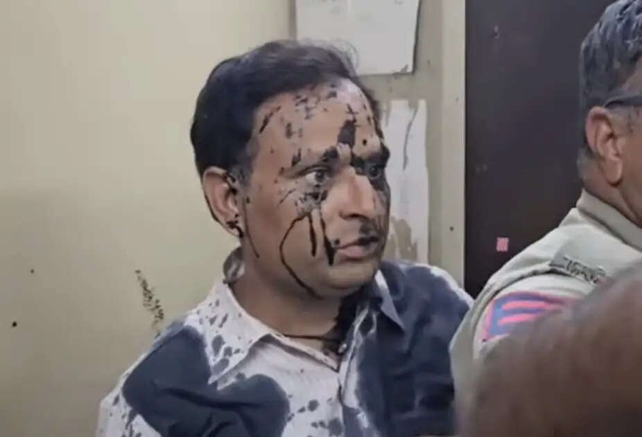 दिल्ली की मुख्यमंत्री के खिलाफ अभद्र पोस्ट मामले में थाना प्रभारी सहित तीन पुलिसकर्मी लाइन हाजिर