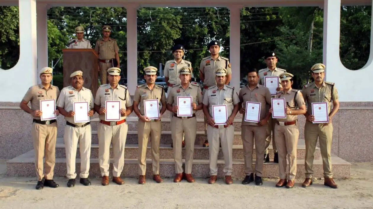हिसार : सराहनीय कार्य करने वाले पुलिस अधिकारियों व कर्मचारियों को एसपी ने किया सम्मानित