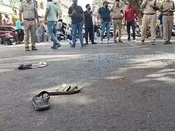 इंदौर&nbsp;के&nbsp;राजबाड़ा पर बेकाबू हुई सिटी&nbsp;बस, चार लोगों को चपेट में लिया, एक की मौत