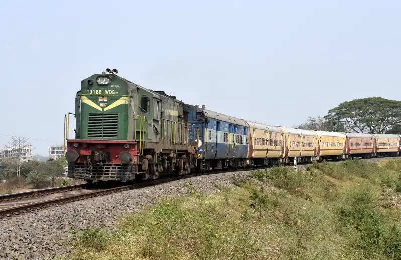 असम : बाढ़ में फंसे यात्रियों के लिए चलाई जा रही अतिरिक्त स्पेशल ट्रेनें