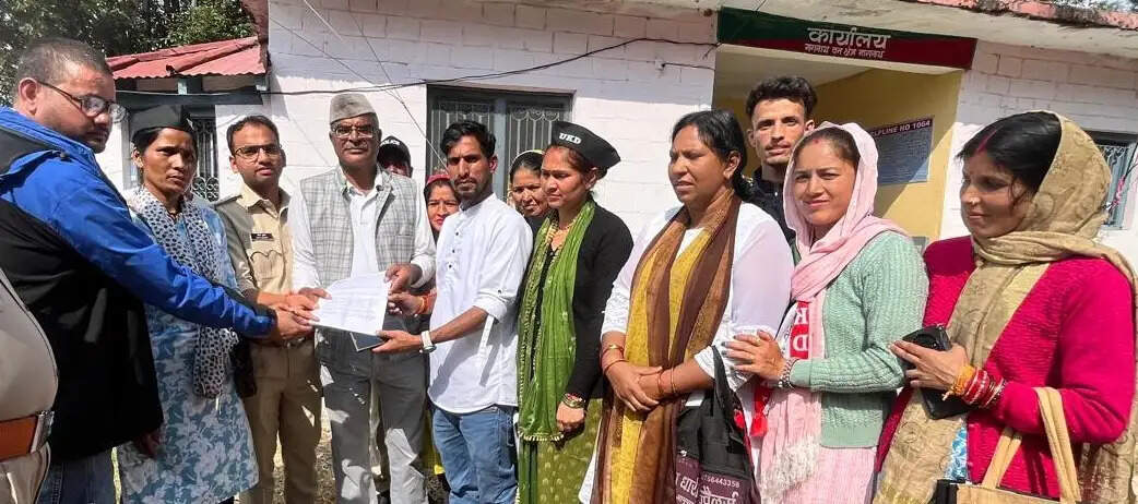 भालू के आतंक से दहशत में पोखरी के गांव, यूकेडी ने घेरा वन विभाग