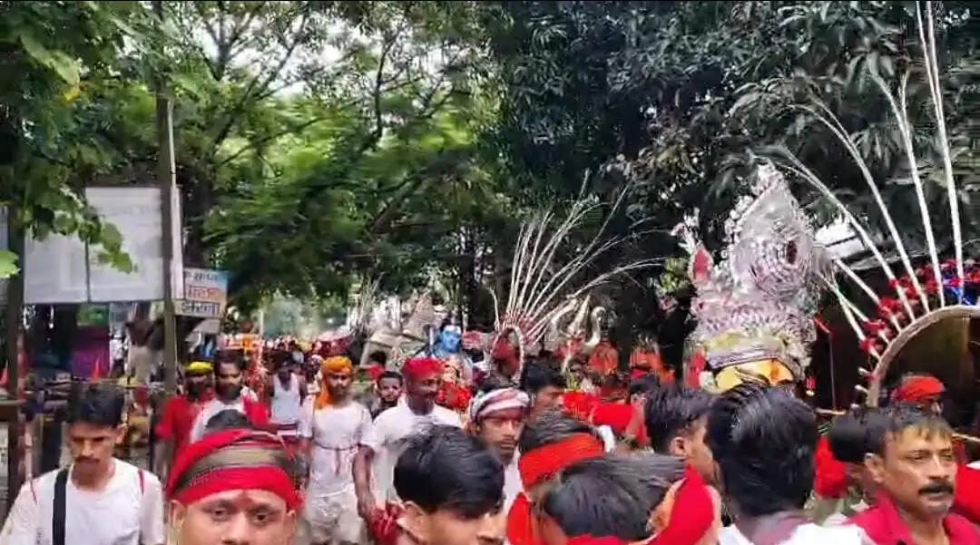 54 फीट के कांवर के साथ बाबाधाम रवाना हो रहे कांवरिये