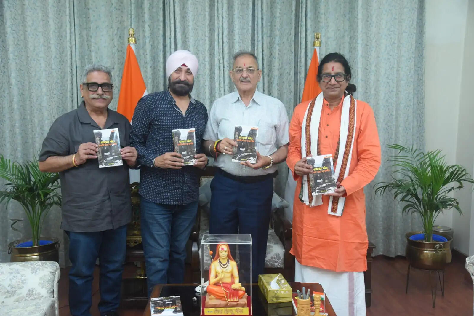 राज्यपाल कविंदर गुप्ता ने ‘शारदा पीठ–सती देश कश्मीर’ पुस्तक का किया विमोचन