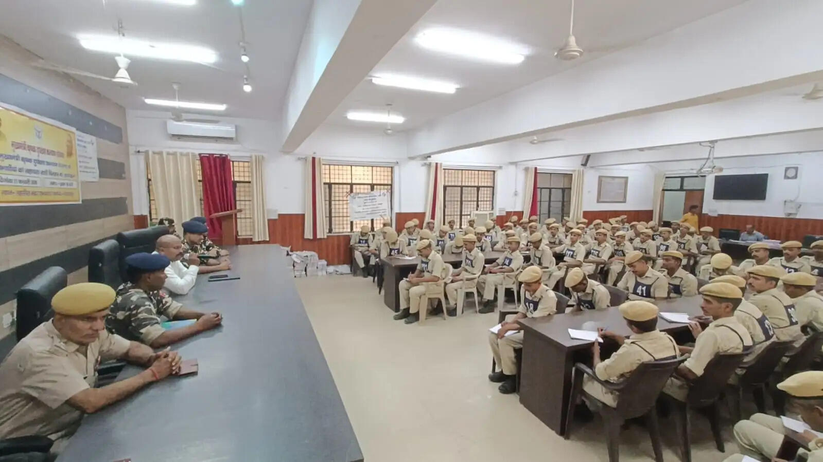 नायब तहसीलदार भागीरथी सिंह ने राजस्थान पुलिस कर्मियाें काे कार्यप्रणाली से कराया अवगत