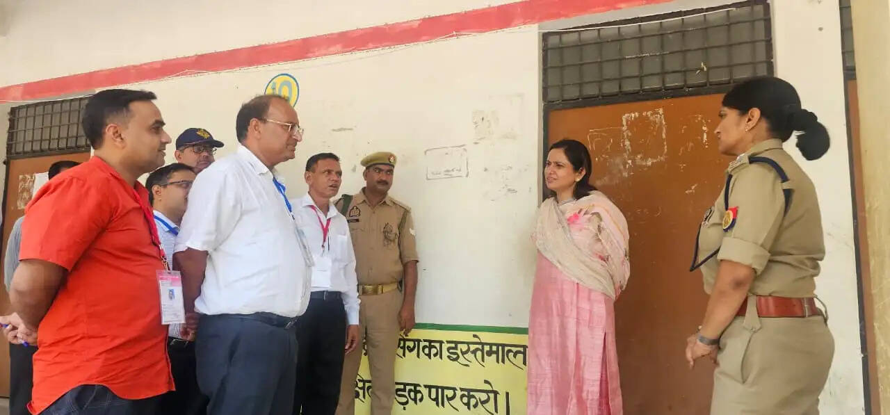 जिलाधिकारी ने एसपी के साथ परीक्षा केंद्रों की व्यवस्थाओं का लिया जायजा