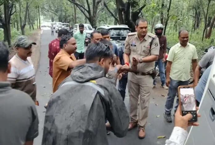 सड़क हादसे में ट्रक के नीचे दबा श्रमिक, पुलिस ने हाइड्रा क्रेन से किया सफल रेस्क्यू